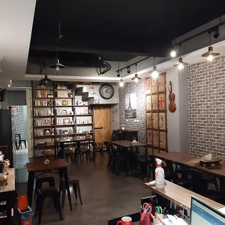 Quiet Hostel - Minquan Inn Tainan Exterior foto